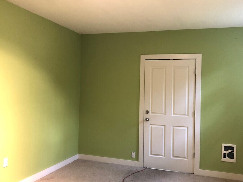 One heater to heat both rooms. This is not a living space- May only be used as an office or distance-learning space - 5336 SE 44th Ave