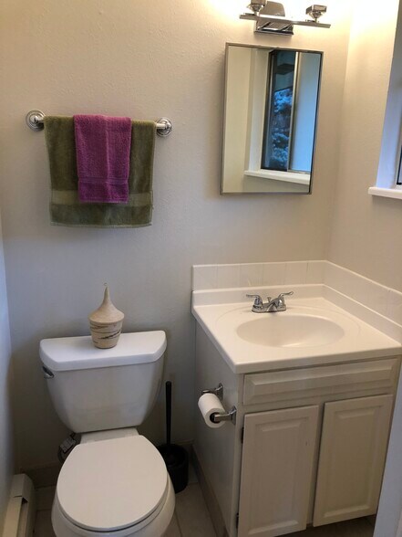Half bath - 1265 Fairfield Dr