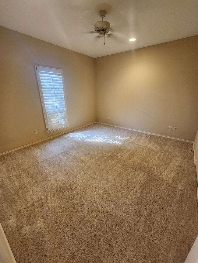 Building Photo - 3 bed 2 bath patio home, 3 car garage!