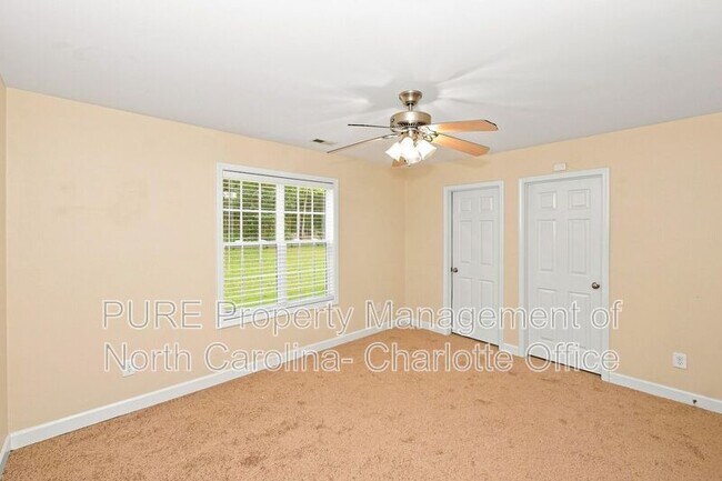 Building Photo - 1459 Ontario Dr