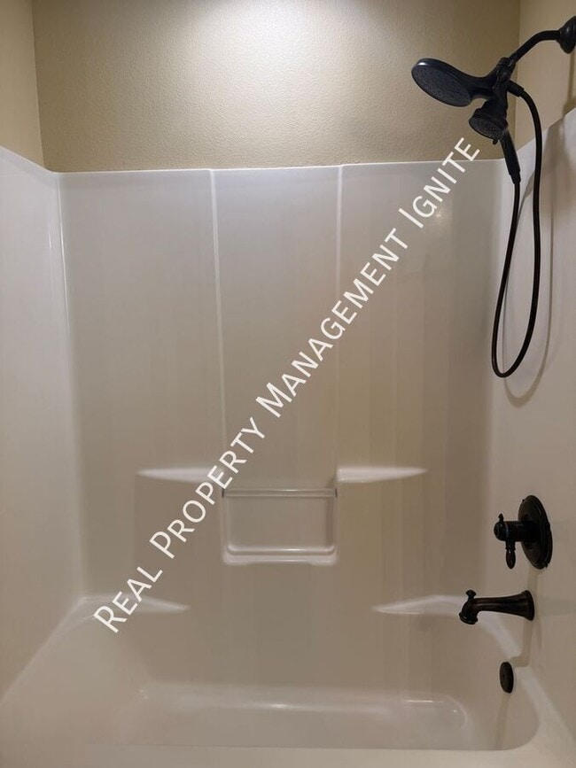 Building Photo - 20633 Couples Ln