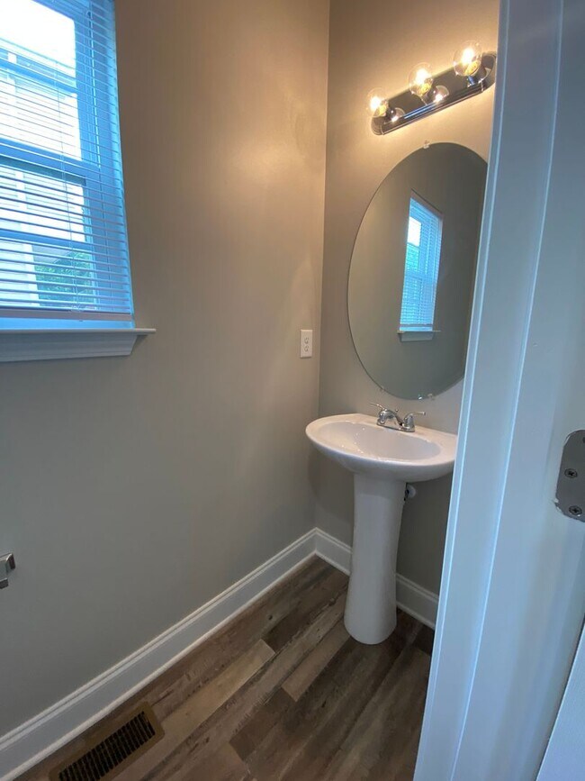 Building Photo - 162 Strickland Ave