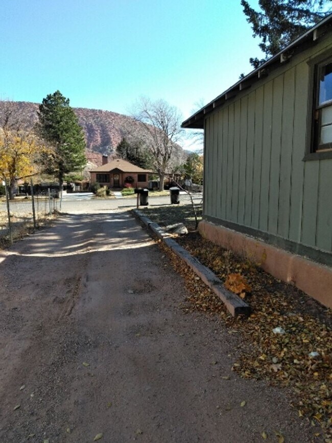 Building Photo - 3 Bedroom 2 Bath House