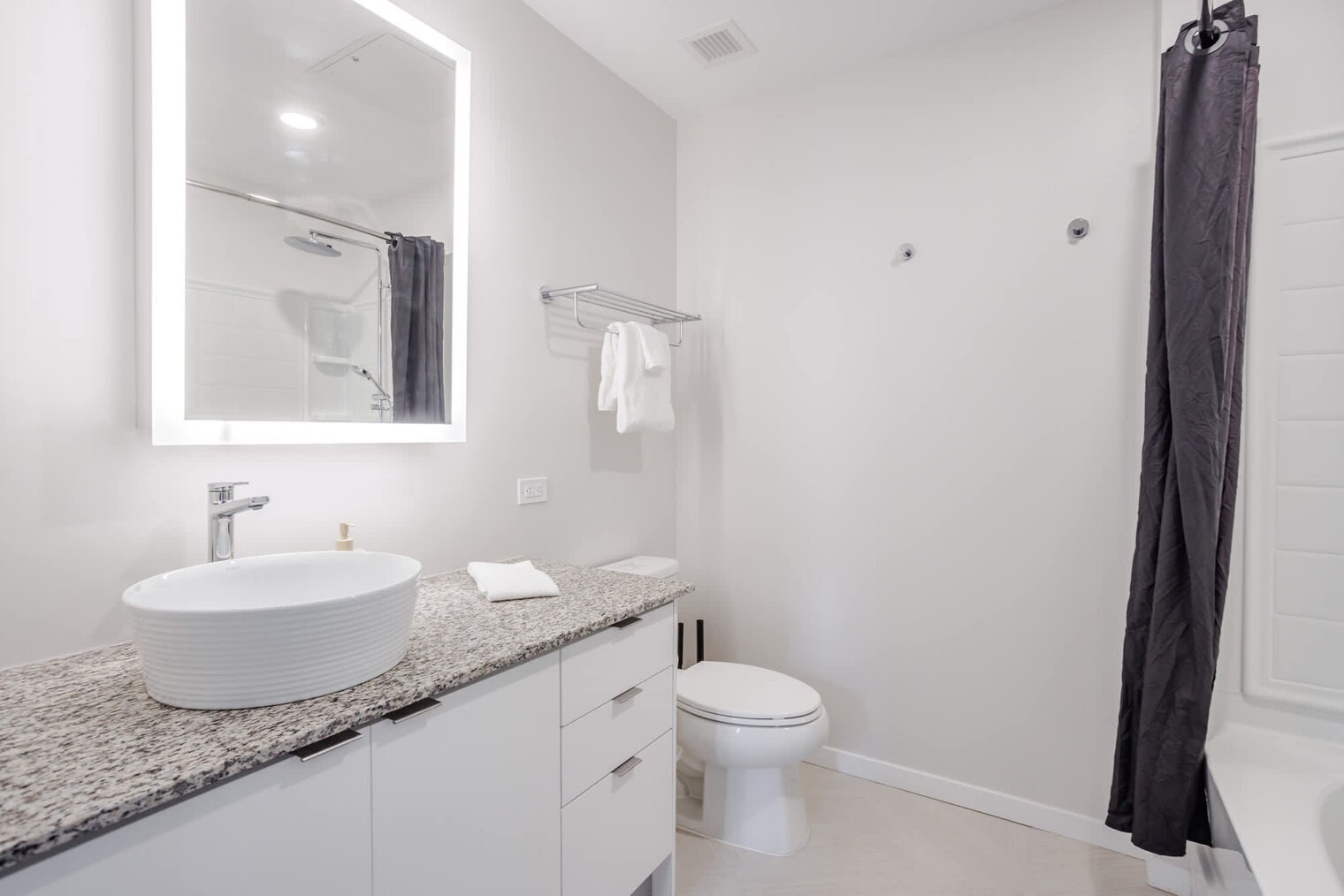 Building Photo - 1 W 4th St