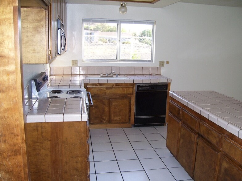 Kitchen - 29071 Avenida de las Flores