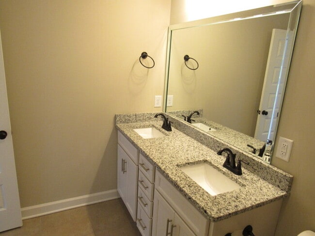 Building Photo - Old Hickory townhome, like new!