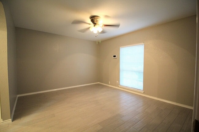 Building Photo - 3 BD 2 BA AVAILABLE JUNE!! NEAR LOOKOUT RD