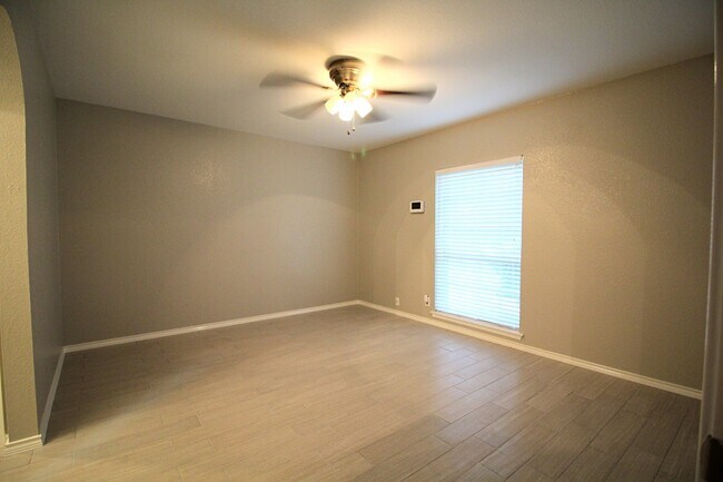 Building Photo - 3 BD 2 BA AVAILABLE NOW!! NEAR LOOKOUT RD