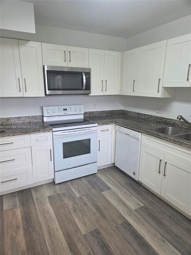 Building Photo - 307 Lakeview Dr