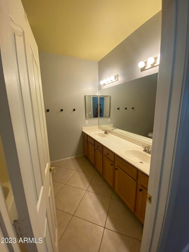 Building Photo - 2331 W Toledo Pl