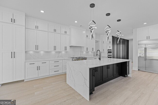 Building Photo - 555 Versailles Dr