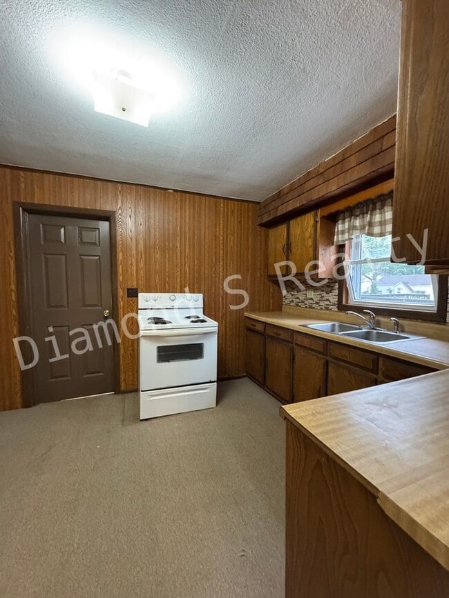 Building Photo - Charming 3 Bedroom Home Available Now - Cl...
