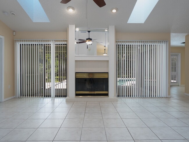 Building Photo - Enjoy Florida living in this spacious 3BR/...