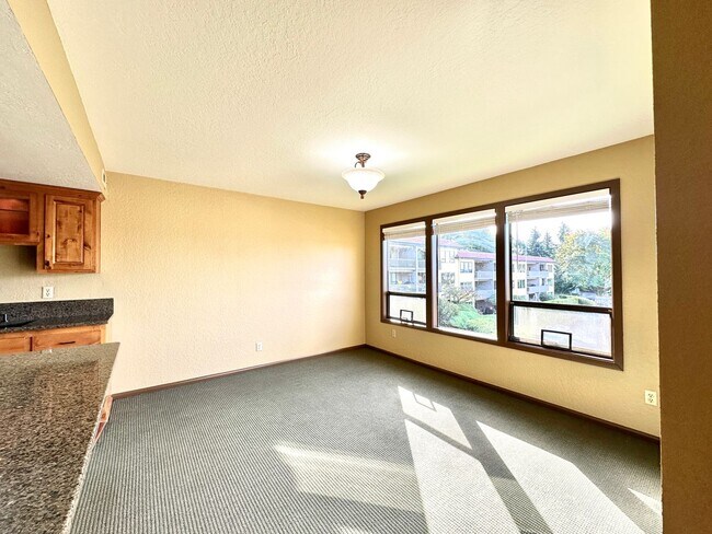 Building Photo - 2bd/2ba Kirkland Condo