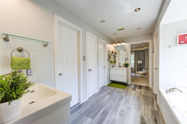 Building Photo - 5222 Summer Snow Dr