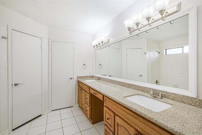 Building Photo - 2815 Arrowhead Dr
