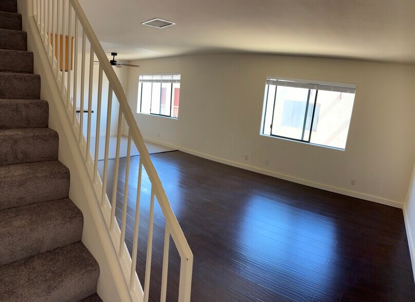 view from front door to living area - 2470 Corinth Ave