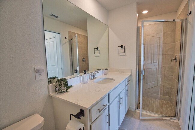 Building Photo - Seasonal Short-Term 3 Bedroom 2 Bathroom First Floor Condo located in Wellen Golf & Country Club!