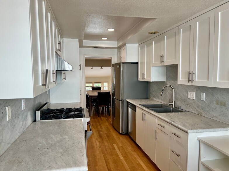 Building Photo - 1586 Palisades Dr