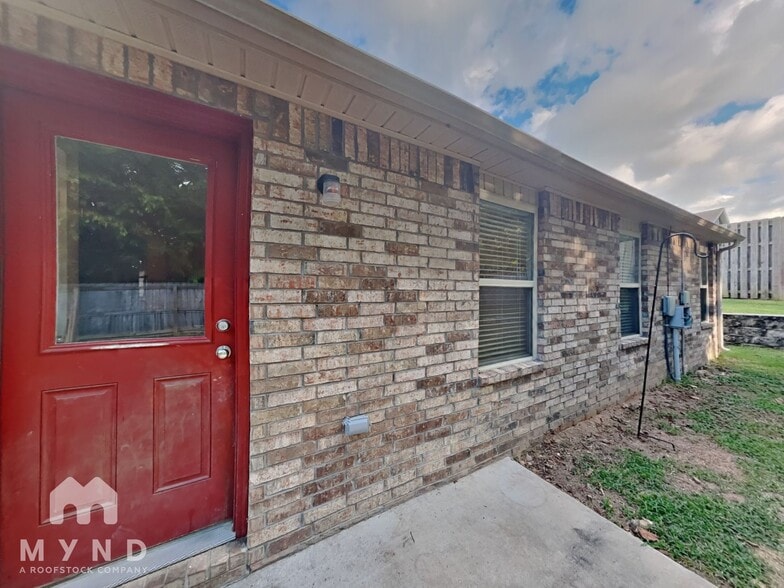 Building Photo - 1101 Sundowner Ranch Ave