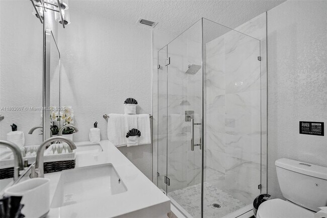 Building Photo - 2640 NE 23rd Ct