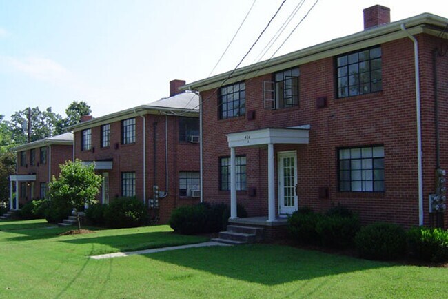 Building Photo - Prime Location! 2BR Apartment with Parking & Water included!