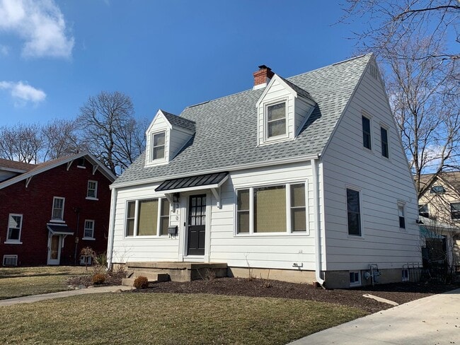 Building Photo - Renovated 3-bed, 2-bath home close to scho...