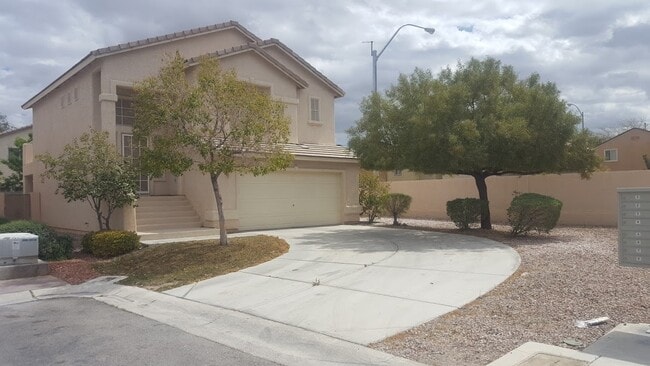 Building Photo - Spacious Two-Story Home with Pool!