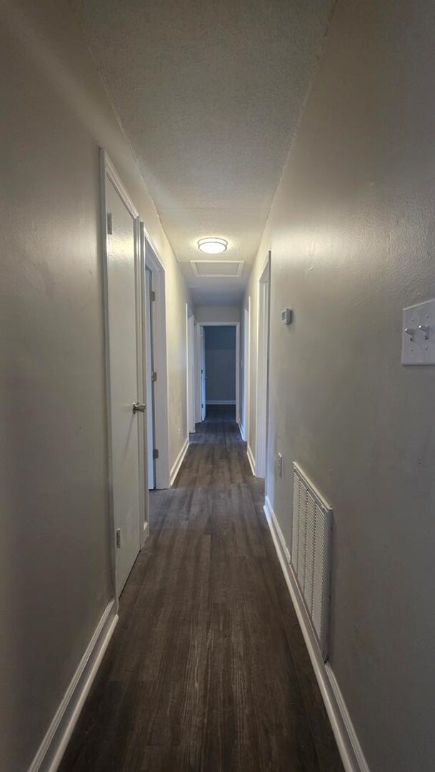Building Photo - 220 Ebony Ln