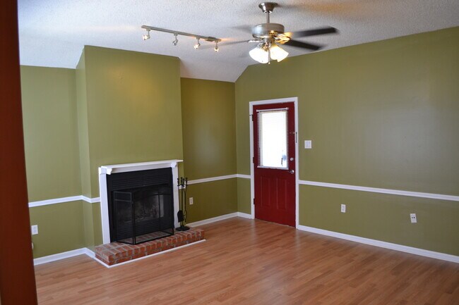 Building Photo - Location! Location!  3 bedroom, 2 bath, Ga...