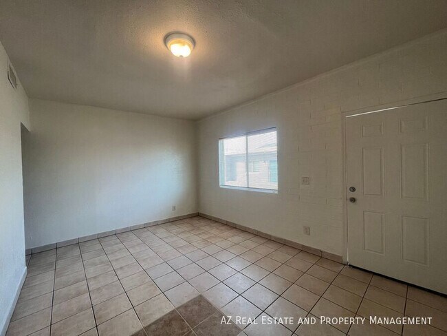 Building Photo - 1229 W Pierce St