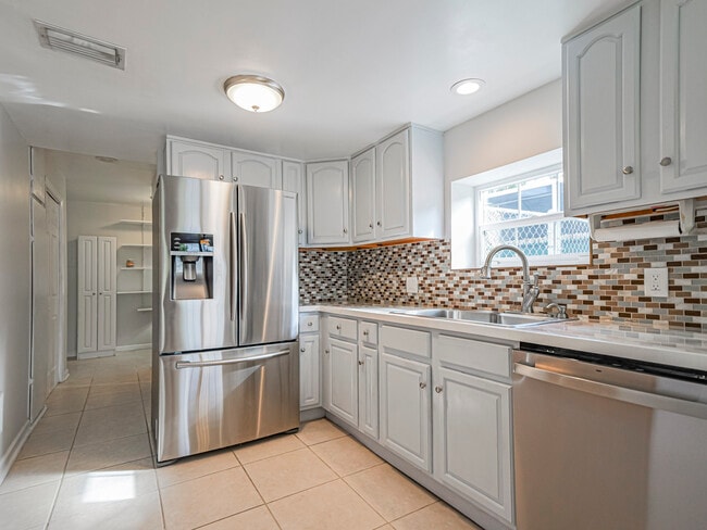 Building Photo - 1440 4th Ct