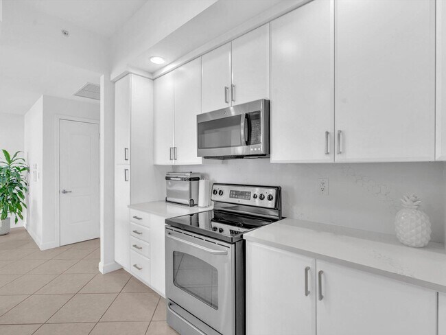 Building Photo - 801 S Olive Ave