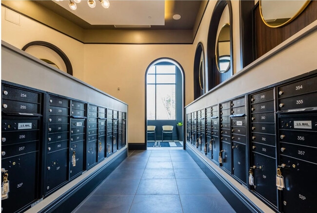 Building Photo - 2039 Woodburn Ave