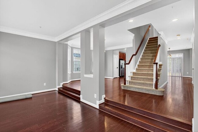 Building Photo - 2983 Devonfield Ave