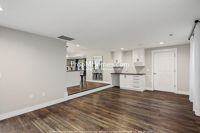 Building Photo - 503 NE Birchwood Terrace