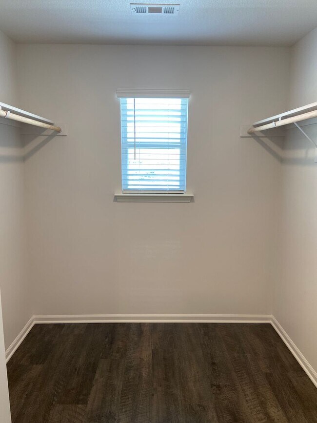 Building Photo - Pre-Leasing Now: Comfortable 3-Bedroom, 2.5-Bath Home in Oak Woods!