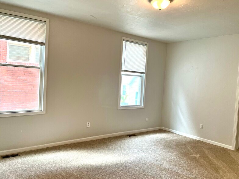 Living room - 241 W 9th Ave