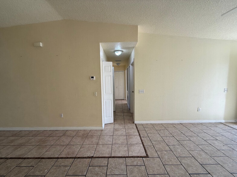 Building Photo - 731 Squirrel Ct