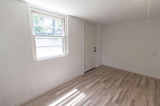 Building Photo - 100 W Leslie Ln