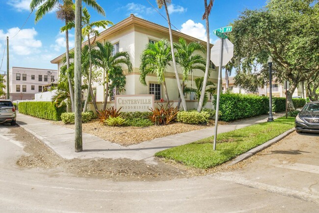 Building Photo - SPACIOUS 2/2 LOCATED IN THE HEART OF HOLLY...