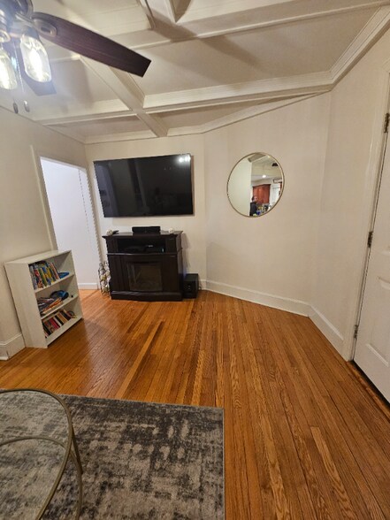 Building Photo - 275 Emerald St