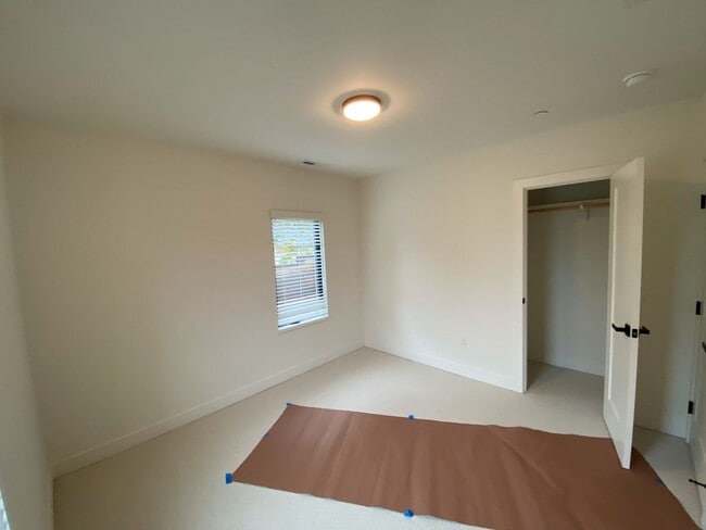 Building Photo - Cute, central, fully remodeled 2 bedroom home