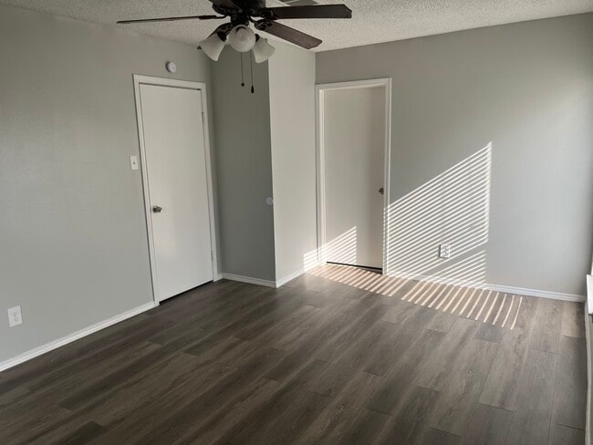 Building Photo - 4030 Green Crest Dr
