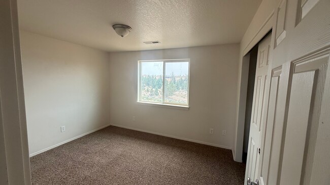Building Photo - Spacious Strawberry Heights Duplex for Rent