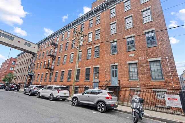 Building Photo - 187 Wayne St