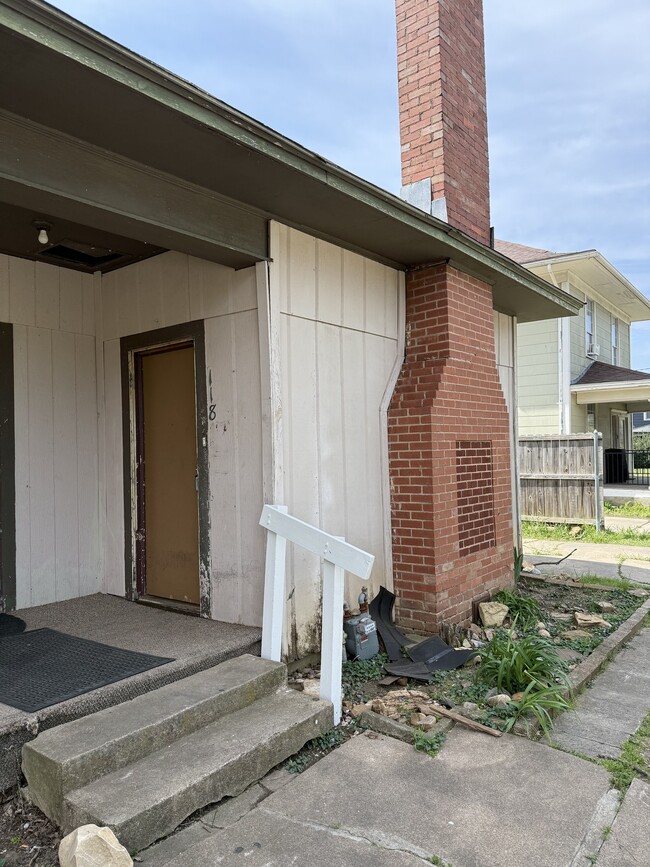 Building Photo - 118 4th Ave NW