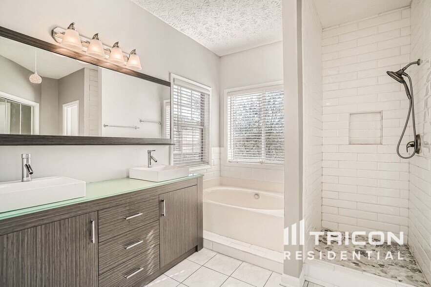 Building Photo - 210 Boca Ciega Ct