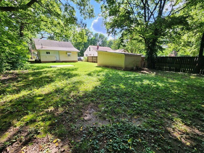 Building Photo - Spacious 3-Bedroom, 1-Bathroom Home AVAILA...