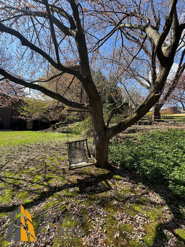 Building Photo - Spacious 5 Bedroom 3 Bath + Den Single Family Detached Home